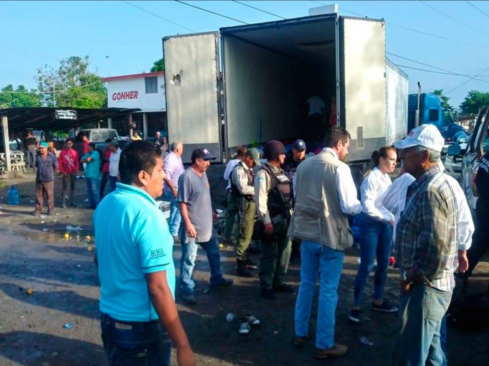 Rescatan en Veracruz a 140 migrantes encerrados en un tráiler