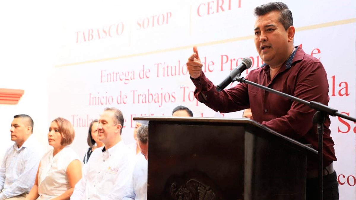 Entrega la CERTT 29 títulos de propiedad en el municipio de Comalcalco