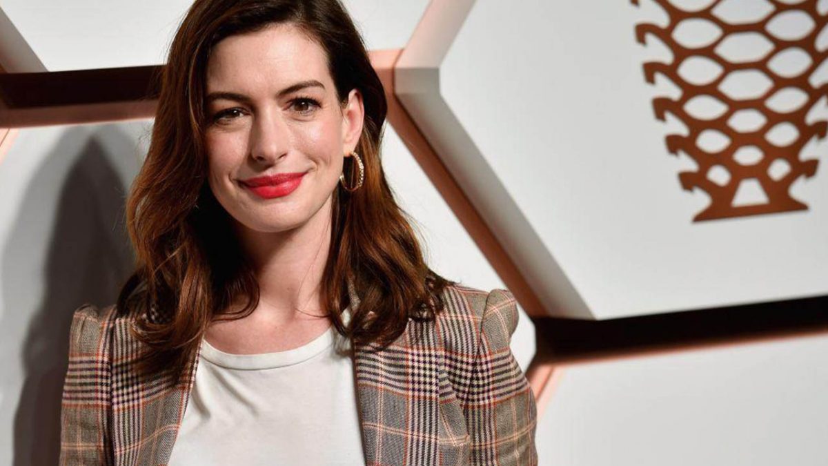 Presume Anne Hathaway su segundo embarazo en redes sociales