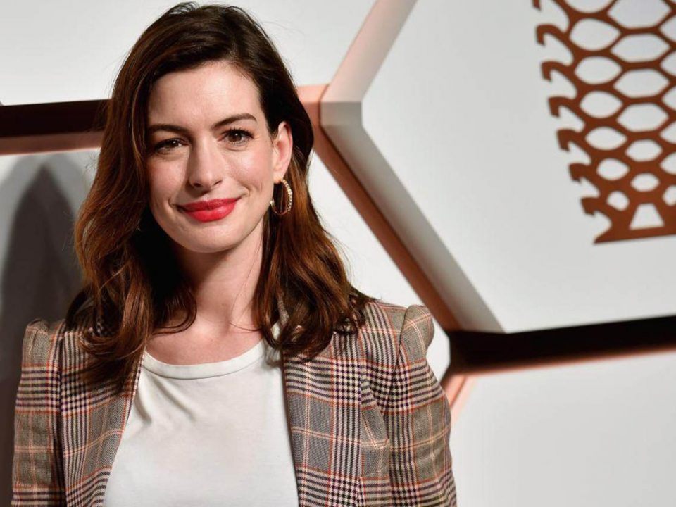 Presume Anne Hathaway su segundo embarazo en redes sociales