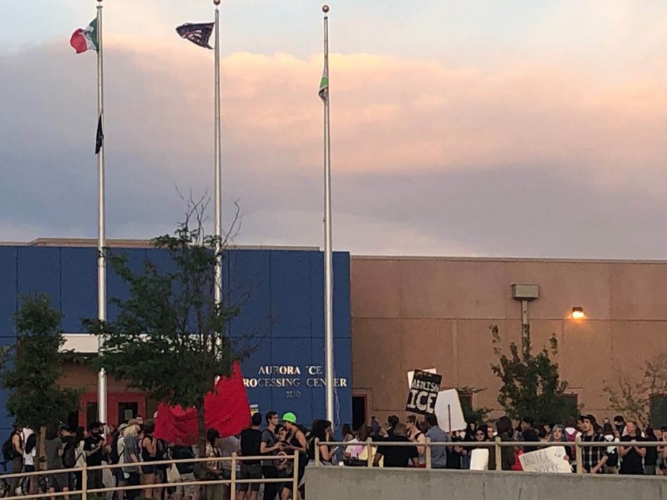 Izan bandera de México en centro de detención de migrantes de EU