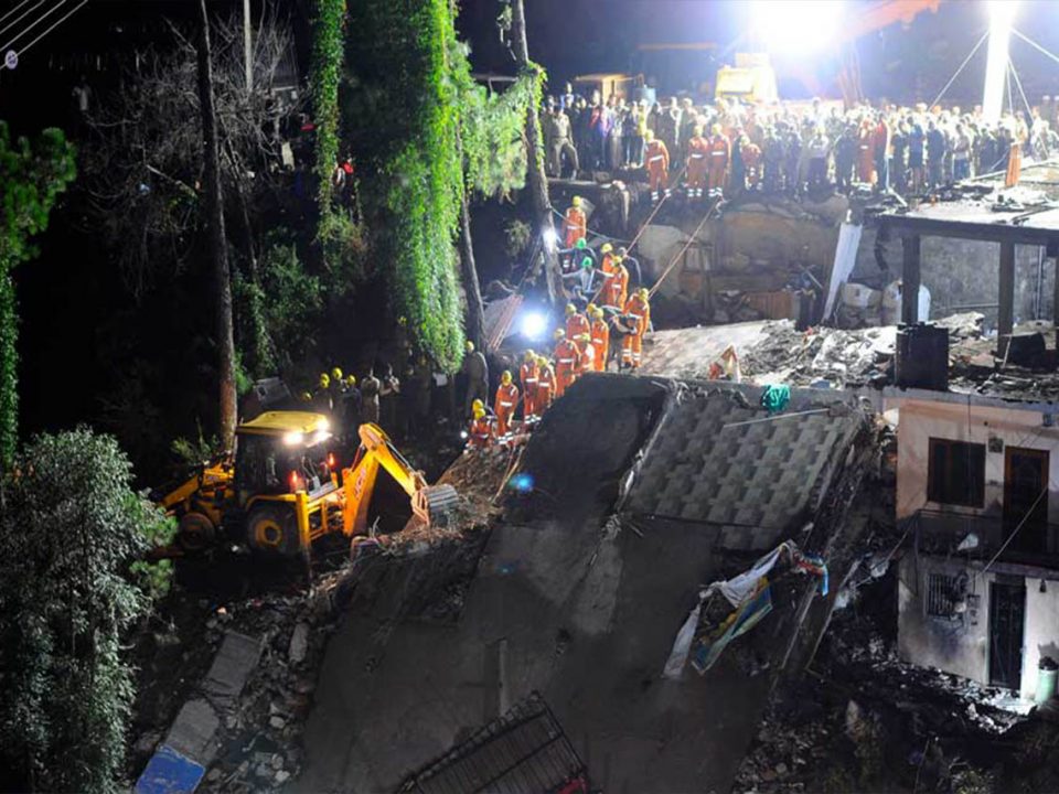 Reportan cuatro muertos y 12 desaparecidos en India al desplomarse un edificio