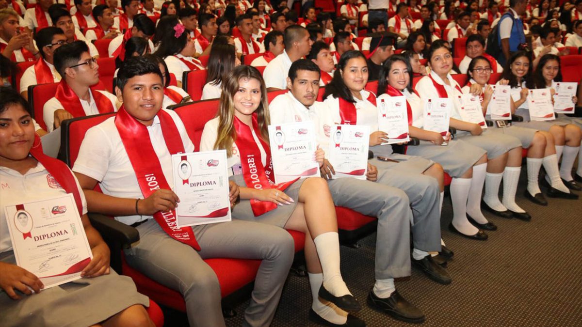 Celebra COBATAB graduación de 216 alumnos
