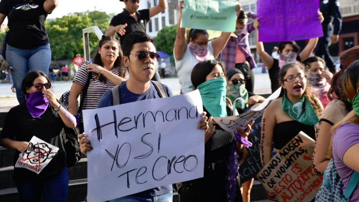 Protestan feministas frente al Palacio de Gobierno de Tabasco