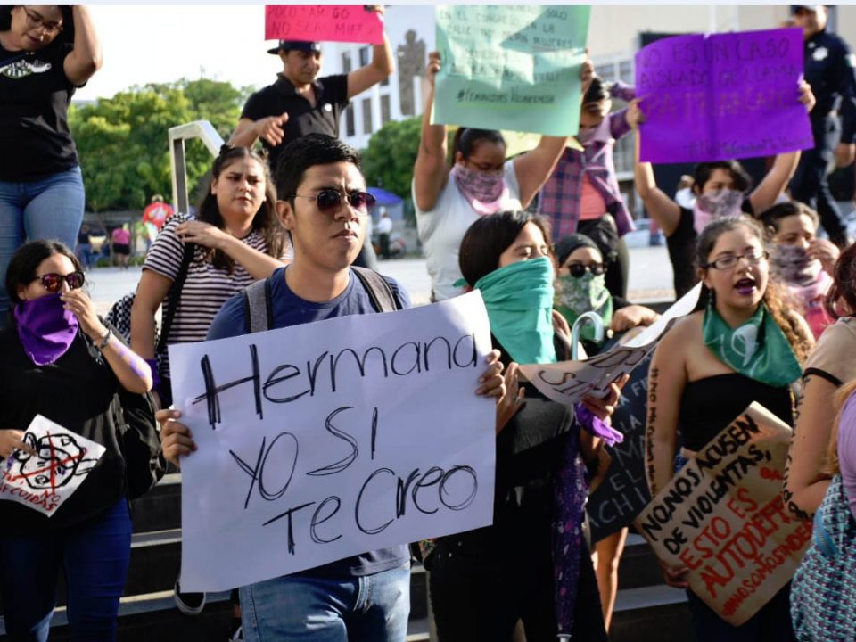 Protestan feministas frente al Palacio de Gobierno de Tabasco