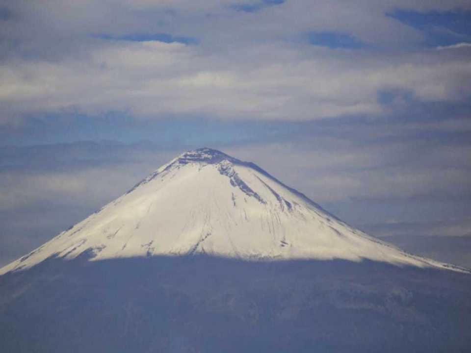 Emite Popocatépetl 157 exhalaciones