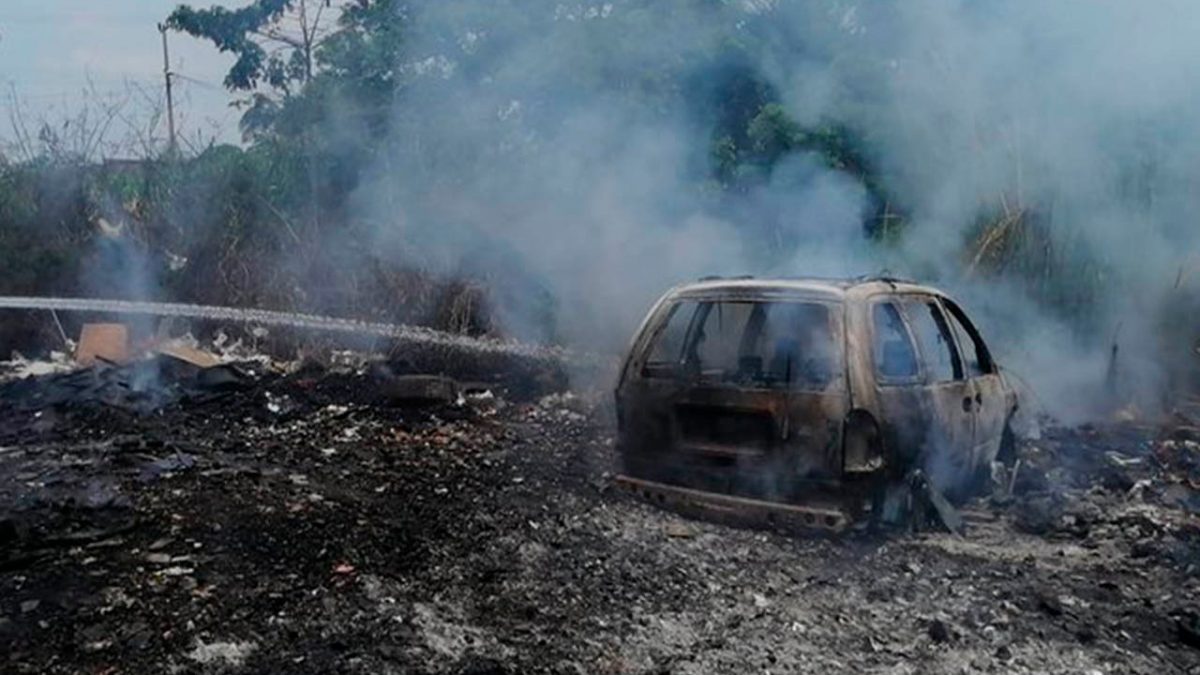 Explotan vehículos cargados de combustible