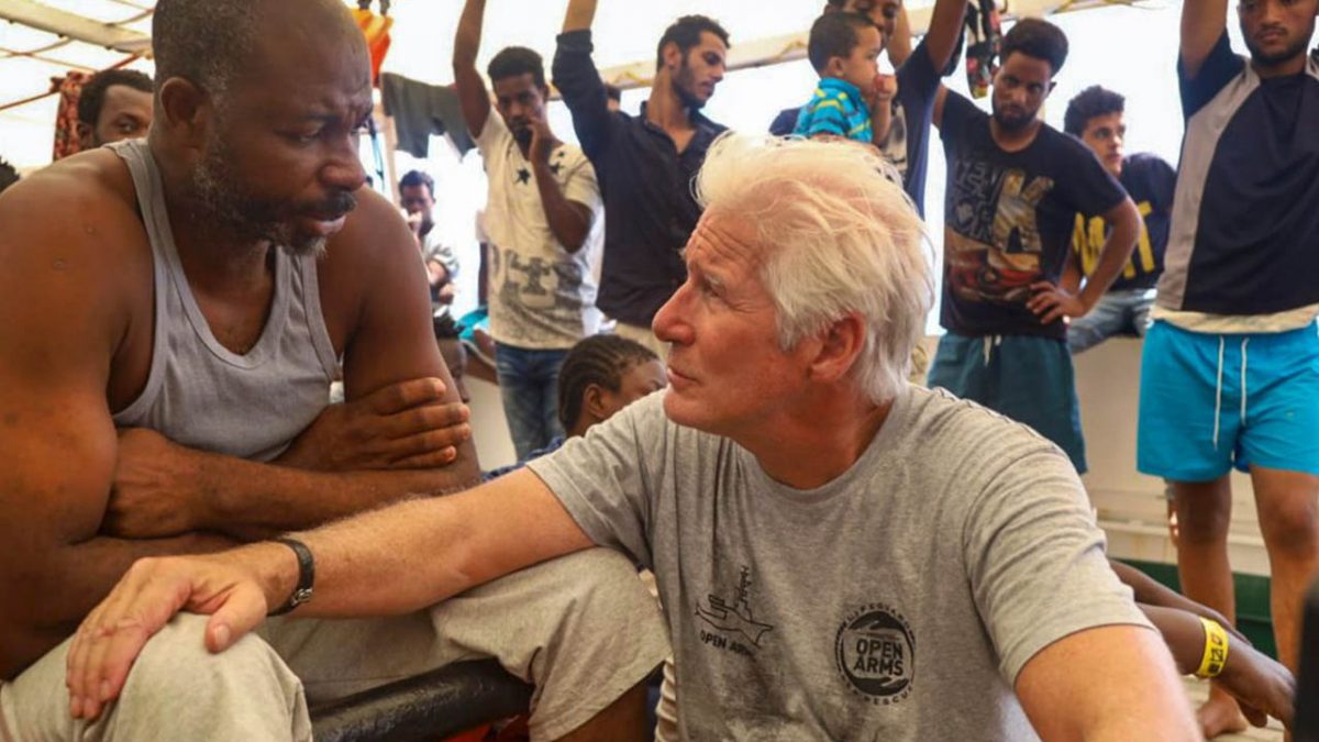 Visita Richard Gere migrantes varados en el Mediterráneo