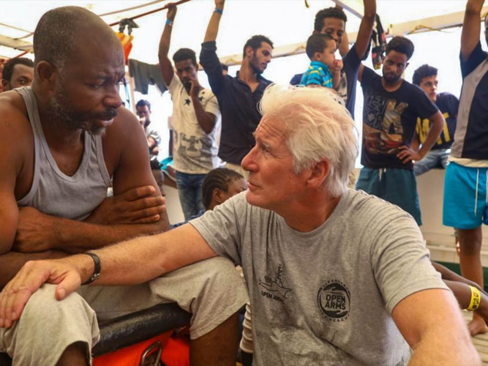 Visita Richard Gere migrantes varados en el Mediterráneo