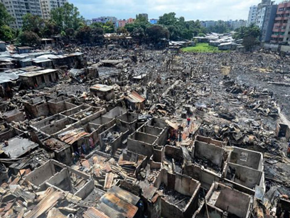 Incendio en Bangladesh deja sin hogar a 50 mil personas