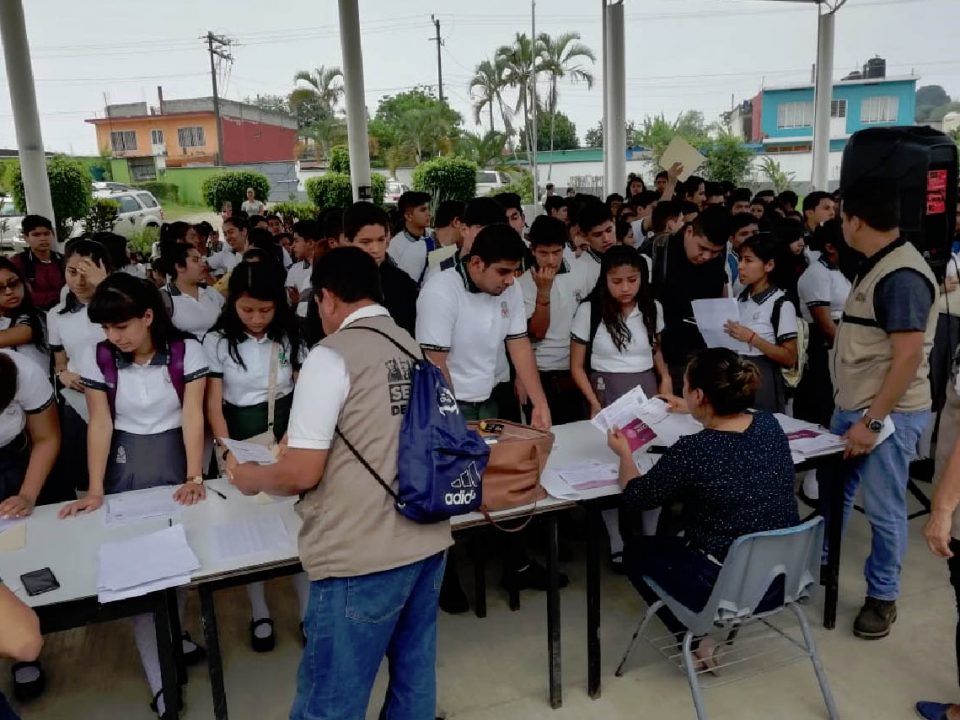 Continúa la entrega de becas “Benito Juárez” en Villahermosa