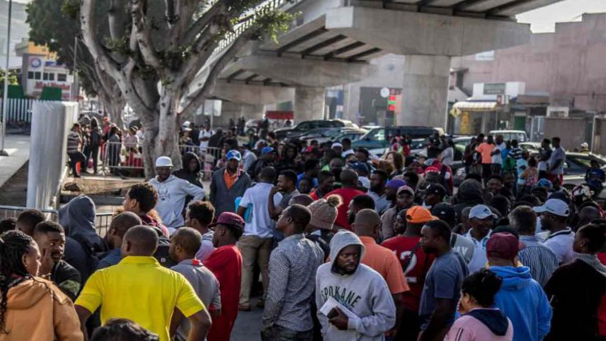 Abren bolsa de trabajo para migrantes enviados de EU a México