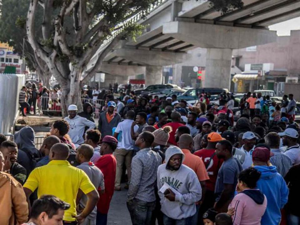 Abren bolsa de trabajo para migrantes enviados de EU a México