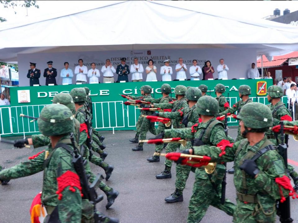 Disfrutan familias tabasqueñas, el desfile cívico- militar por el CCIX aniversario de la Independencia de México